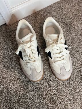 Universal Thread Cream and Black Retro Sneaker